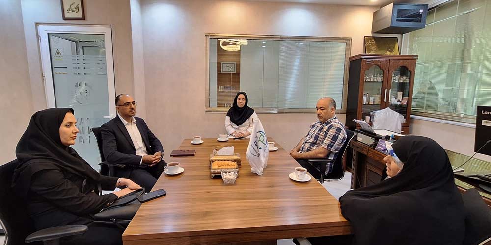 دکتر کاشانیان در جلسه هم اندیشی با چند عضو  اصلی شرکت کرده است 