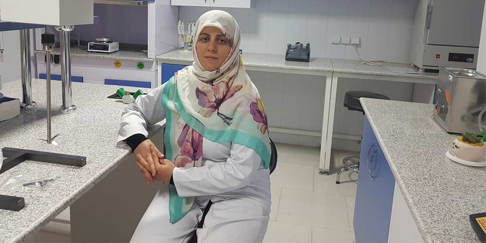 دکتر کاشانیان در آزمایشگاه نانو نشسته است